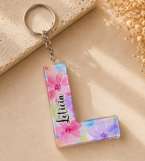 Personalized keychain with letter L and the name Letícia