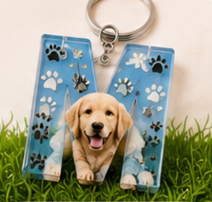Letter M keychain with a golden retriever